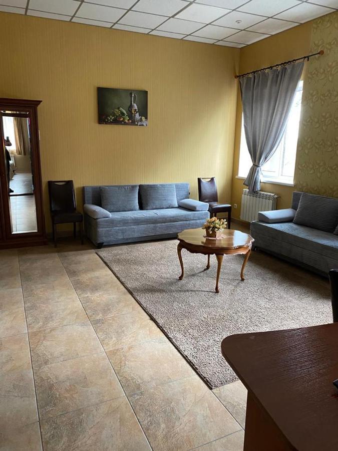 Hotel Gostynnyi Dvir Буча Екстер'єр фото