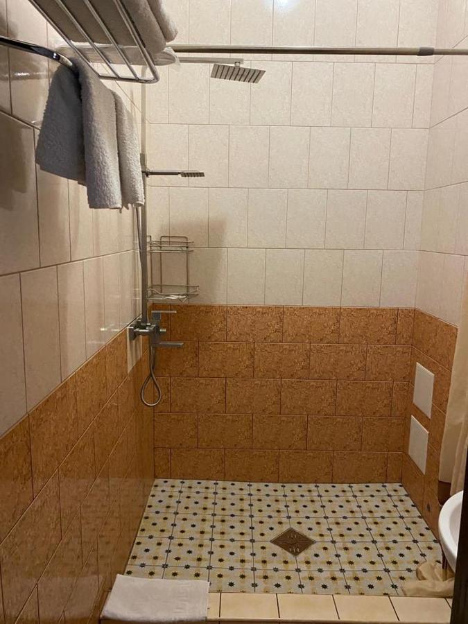 Hotel Gostynnyi Dvir Буча Екстер'єр фото