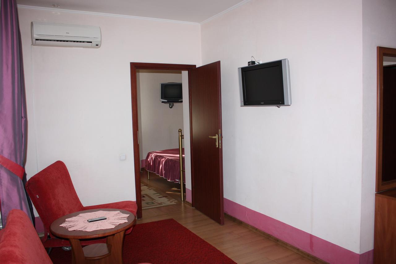 Hotel Gostynnyi Dvir Буча Номер фото