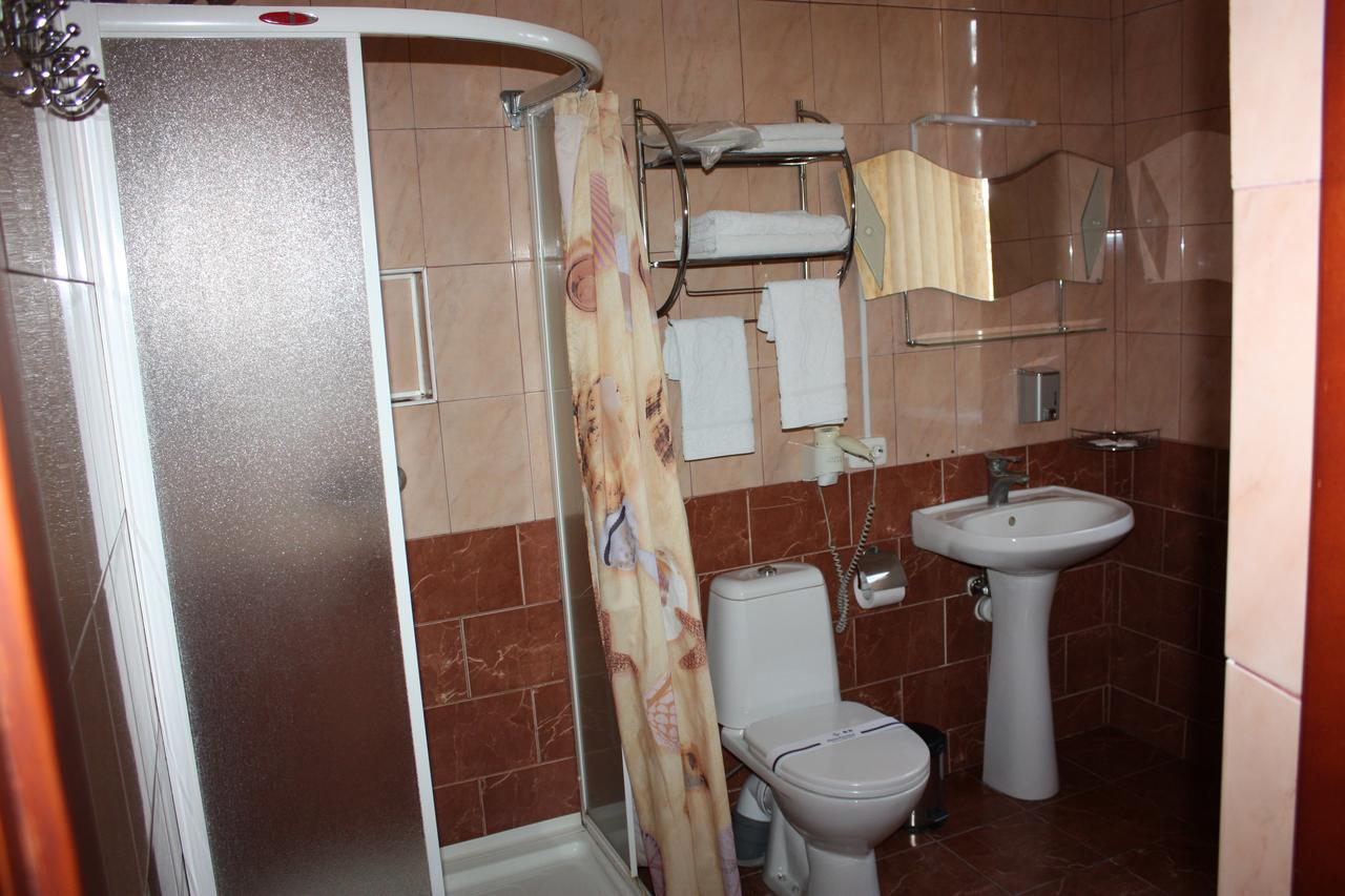Hotel Gostynnyi Dvir Буча Номер фото